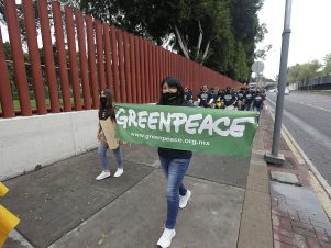 Protestan afuera de la Cámara de Diputados y Diputadas para exigir un México sin contaminación por plásticos